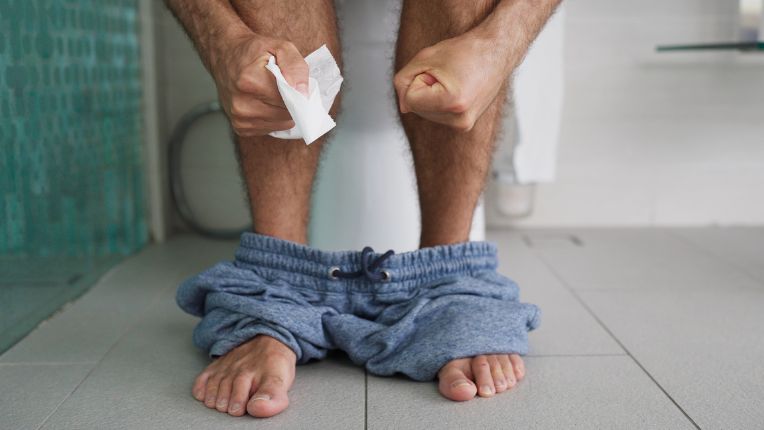 Lopéramide : traitement diarrhée, posologie, précautions. Image de pieds et de jambes d'un homme qui est assis sur les toilettes et serre les poings !