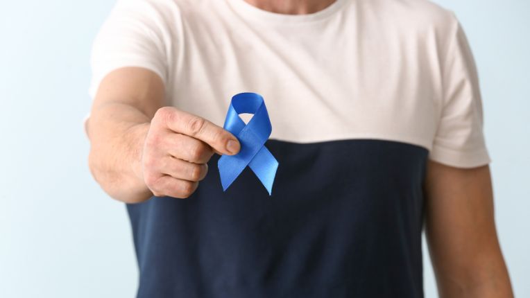 Mars bleu 2024. Un homme présente un ruban bleu, symbole de la lutte contre le cancer colorectal.