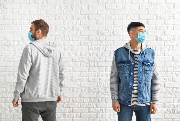 Mycoplasma pneumoniae et geste barrière : deux jeunes hommes portent un masque.