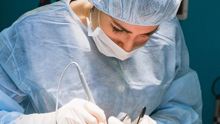 Opération du cardia par robot à Montauban. Chirurgienne en train d'opérer.