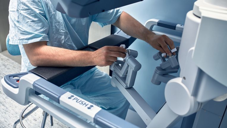 Opération du côlon par robot à  Montauban. Image d'un chirurgien manipulant un robot.