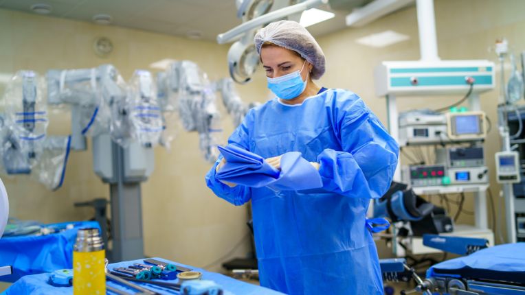 Opération de l’estomac par robot à Montauban..Une soignante prépare la salle d'opération dans laquelle se trouve un robot.