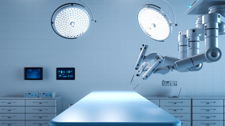Opération de la thyroïde par robot à Brest. Image d'un bloc opératoire vide avec un robot chirurgical et ses bras au-dessus d'un lit.