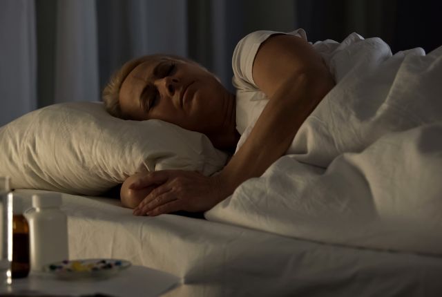 Paralysie du sommeil : femme dans son lit la nuit.