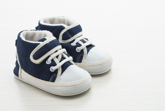 Mini baskets de nouveau-né en illustration de la définition du pied bot. Malformation des pieds, le pied bot, ou talipes equinovarus de son nom scientifique, touche environ 2 nouveau-nés sur 1 000.