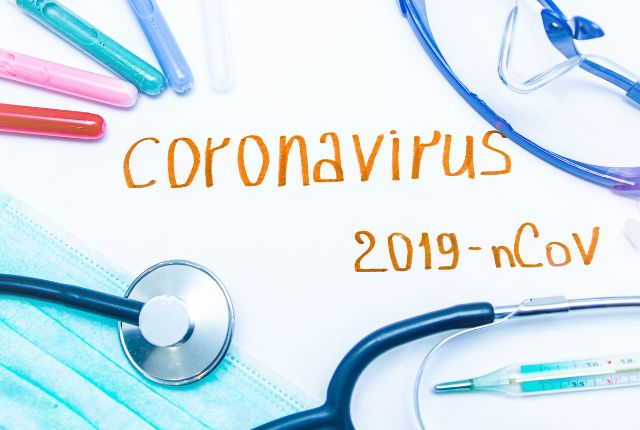 Pneumopathie et covid 19 : affichette coronavirus avec stéthoscope, thermomètre...