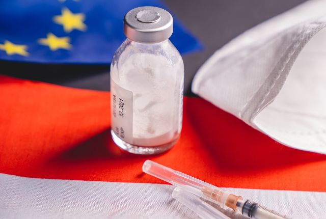 Semaine européenne de la vaccination, avril 2025. Visuel d'une seringue, d'un flacon et d'un bout de drapeau européen.