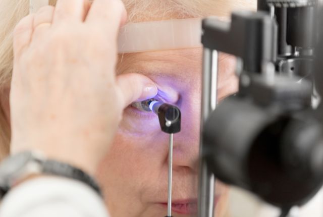 Semaine mondiale du glaucome 2025. Image d'une femme âgée passant un test chez l'ophtalmologue.