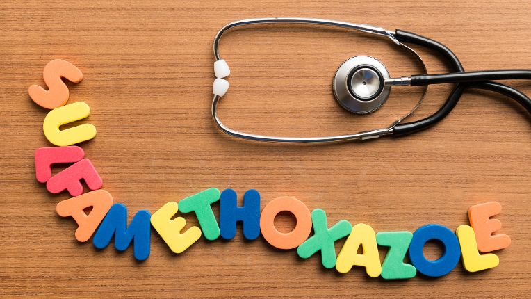 Sulfaméthoxazole : antibiotique (Bactrim), indication, infection urinaire, posologie. Image qui montre un stéthoscope avec le mot sulfaméthoxazole formée en lettres de couleurs différentes.
