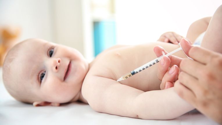 Le gouvernement lance la campagne de vaccination 2025 contre la bronchiolite. Un nourrisson sourit alors qu'une seringue s'approche de son bras !