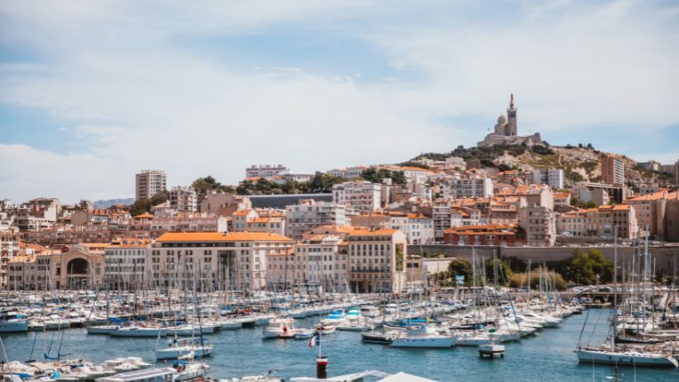 rdv vaccin fievre jaune. Vue de Marseille avec le vieux port et Notre-Dame de la Garde.