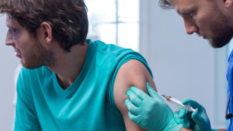 Vaccin tétanos Paris. Image d'un soignant en train de vacciner un patient dans le bras gauche.
