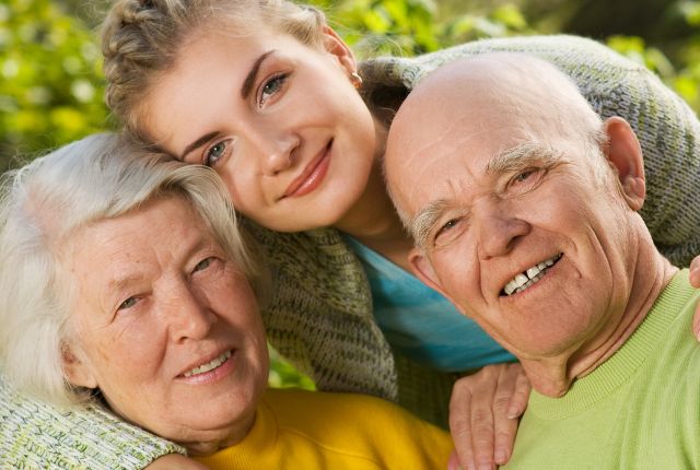 Correction médico-chirurgicale des rides du visage (Polyclinique Majorelle Elsan) : un couple de grands parents entourés par leur petite fille.