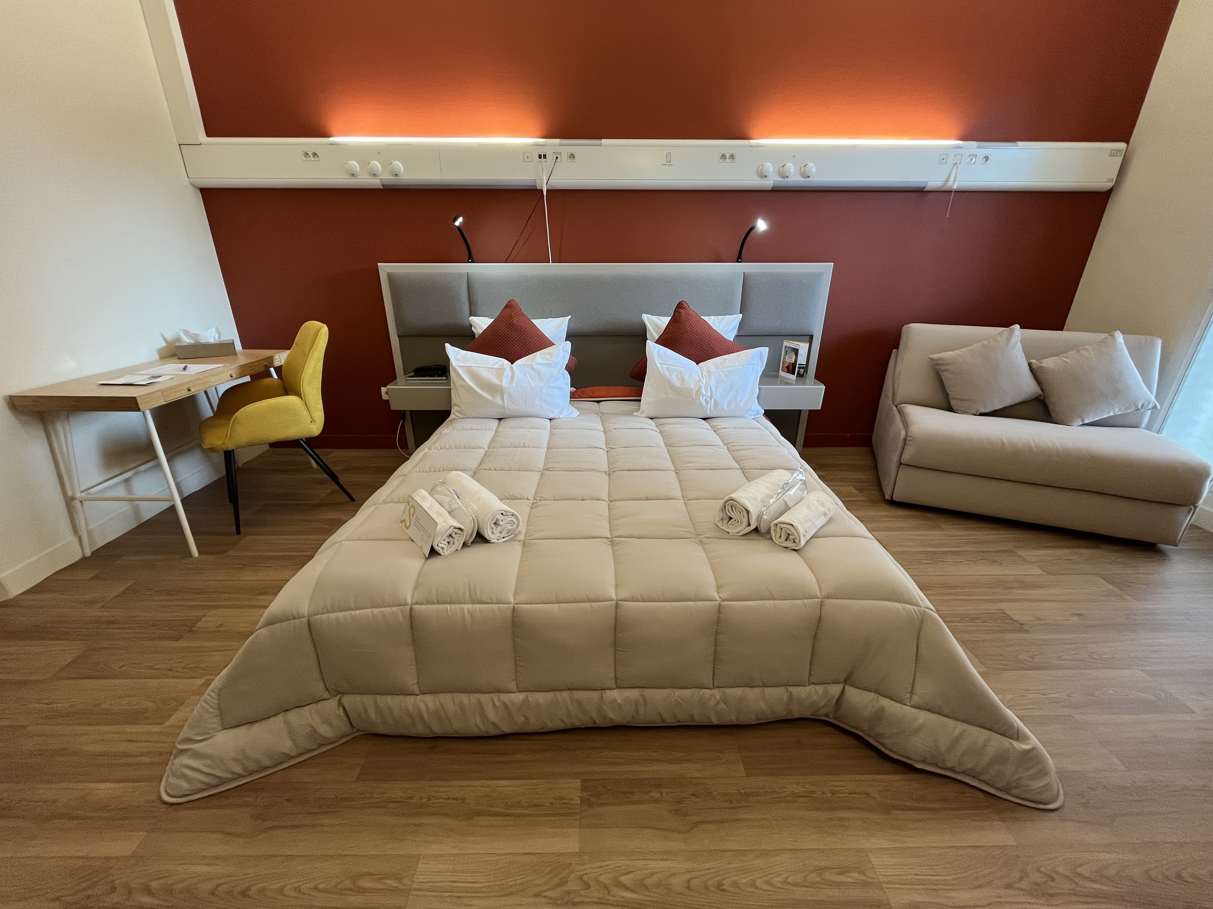 Chambre spacieuse et bien équipée