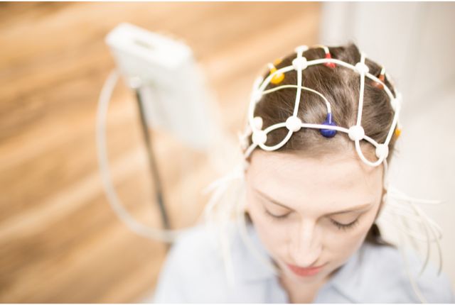 Électroencéphalogramme (EEG) : définition et indications | Elsan