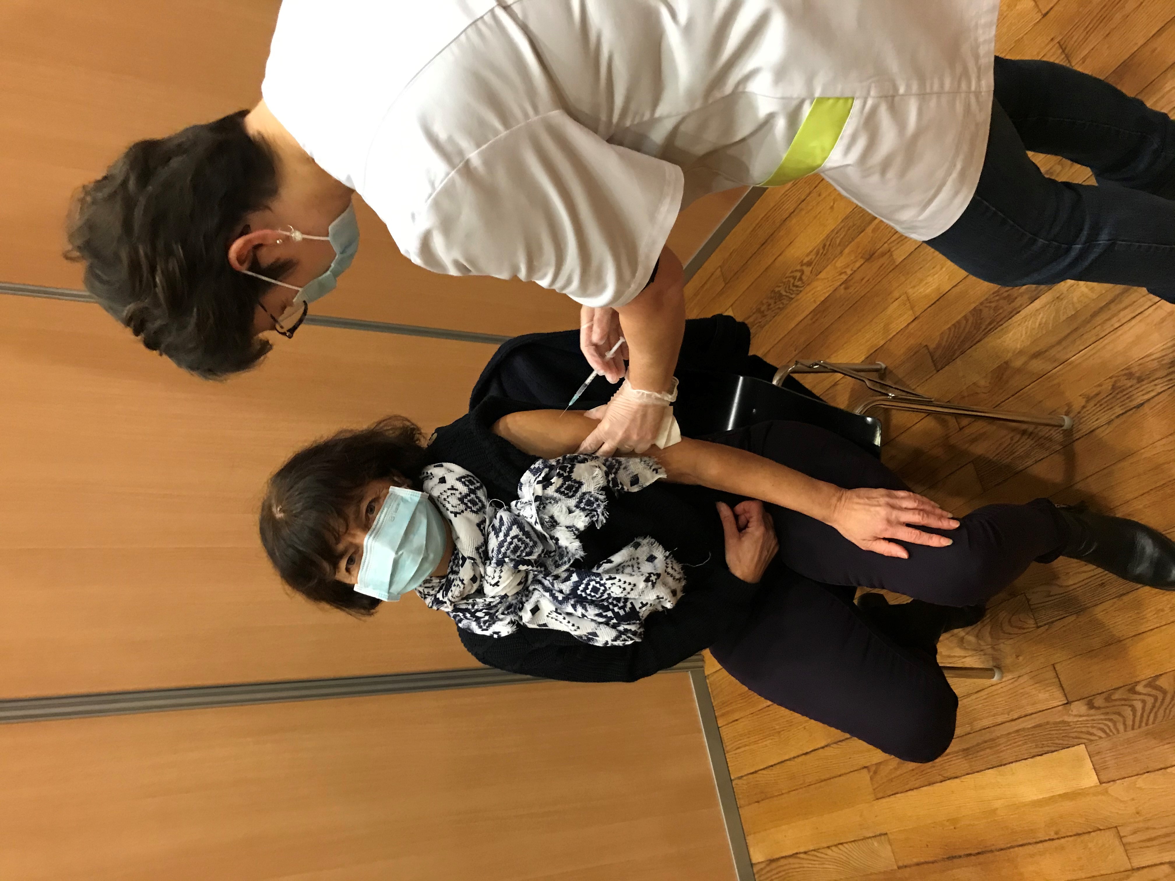 Infirmière entrain de se faire vacciner