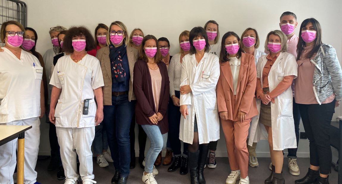 les-quipes-de-la-clinique-villette-sont-pass-es-au-rose-ce-mardi-4