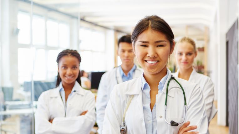 Prise en charge de l’endométriose à Marseille : une équipe médicale féminine.