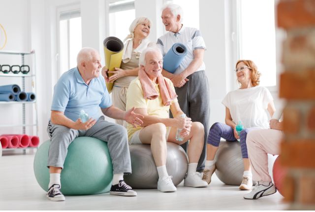 Onco réhabilitation à Supervaltech (ELSAN) : un groupe de patients détendus assis sur des ballons participe à une session de gymnastique douce.