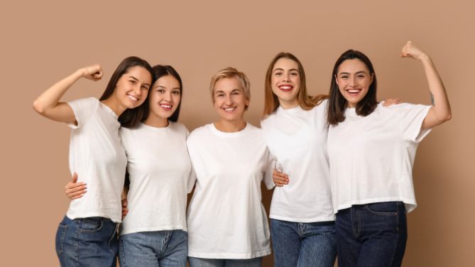 Journée internationale des droits des femmes 8 mars 2024 : cinq femmes en t-shirt blanc souriantes.