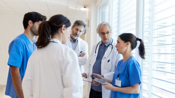 Santé au travail : journée mondiale 2024. Une équipe médicale en plein échange à l'hôpital.