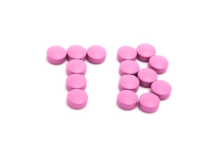 Dépistage de la tuberculose : les lettres TB pour tuberculose sont formés avec des pilules de couleur rose.