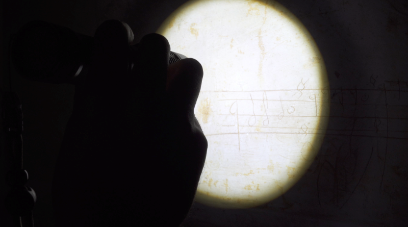 image paul heintz cimaises ADAGP 8 septembre lampe qui éclaire des notes de musiques dessinées