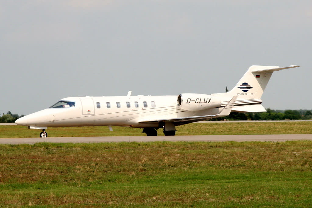 Cirrus Aviation Learjet 40 