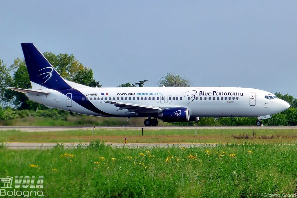 Blue Panorama Boeing 737-430