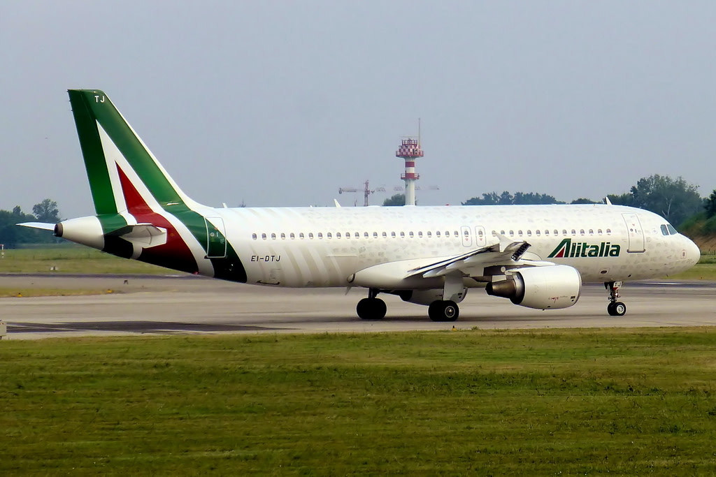 Alitalia Airbus A320-216