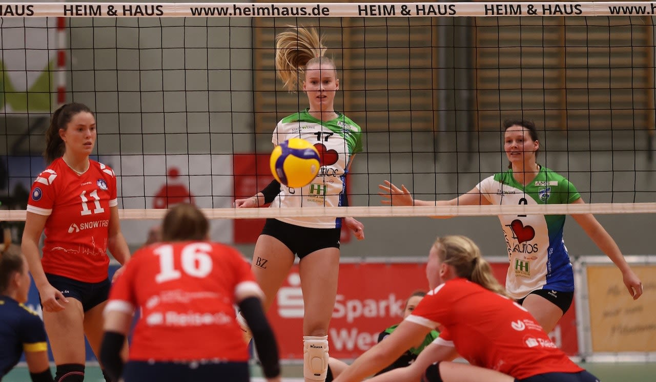 Erst das Spiel - dann der Karnevals-Spaß - Foto:  Jürgen Sabarz