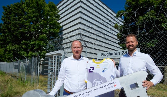 Schlüssel für Hangar R übergeben Foto: Günter Kram Schlüssel für Hangar R übergeben - Foto: Günter Kram