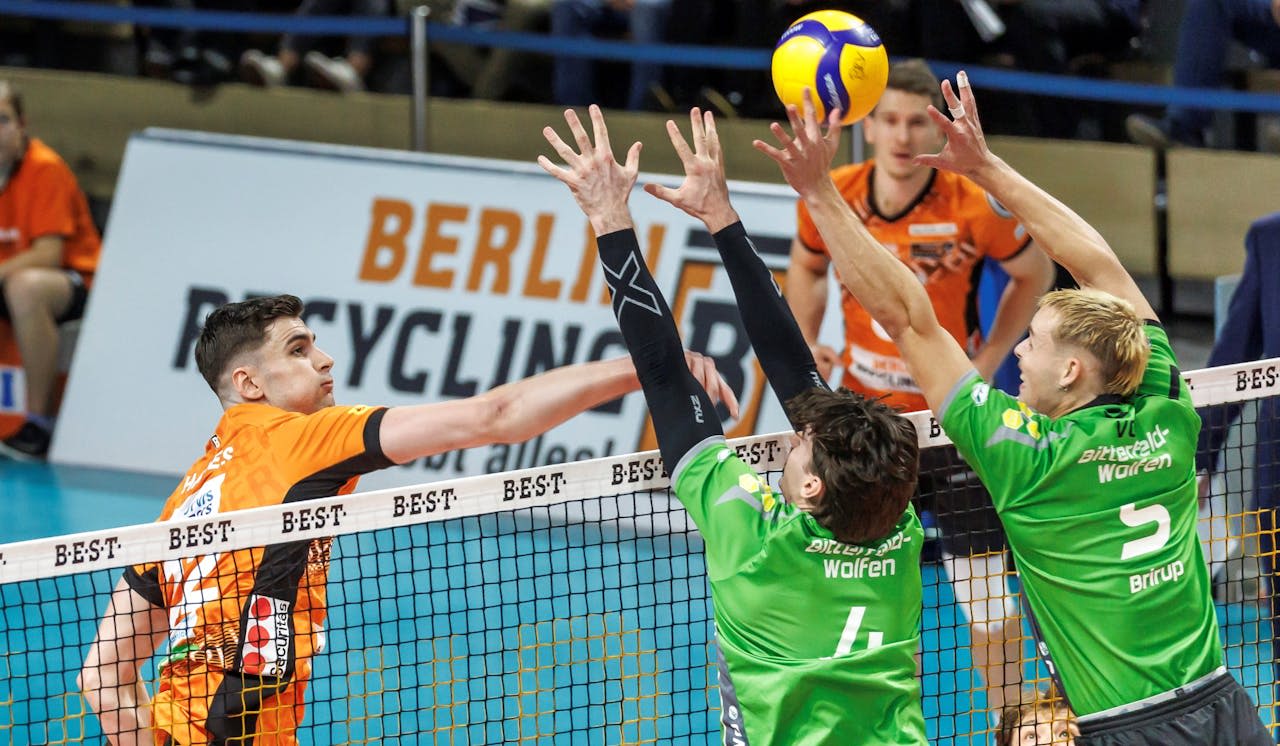 Aufschlag in Dessau: Besonderer Tag für den VC Bitterfeld-Wolfen - Foto: Niklas Köppen