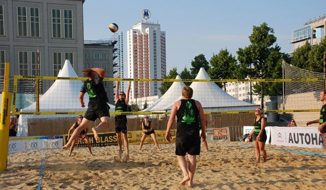 Beachvolleyball für Jedermann vom 06. bis 11. Juli auf dem Leipziger Augustusplatz mitten in der City! Foto: Dreieck Marketing Beachvolleyball für Jedermann vom 06. bis 11. Juli auf dem Leipziger Augustusplatz mitten in der City! - Foto: Dreieck Marketing