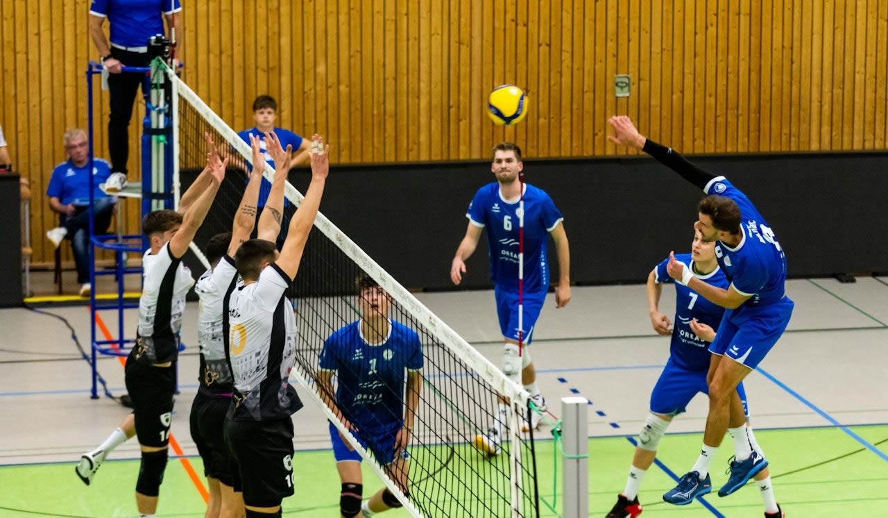 Blue Volleys vor dem Schlussdrittel - Foto:  Christian Heilwagen
