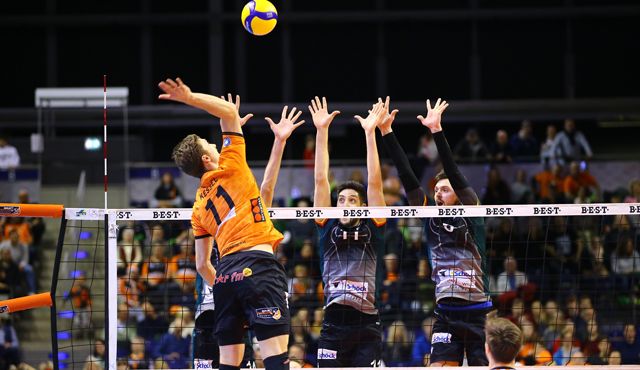 Nach 743 Tagen wieder Pokal im Volleyballtempel
Foto: Eckhard Herfet Nach 743 Tagen wieder Pokal im Volleyballtempel
- Foto: Eckhard Herfet