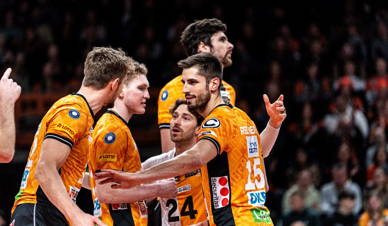 Mit den Heimfans gegen den Topscorer - Foto:  Niklas Köppen