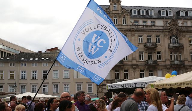 VCW-Erstliga-Team auf der Rheingauer Weinwoche: Mannschaftspräsentation auf Weinfest-Bühne von ESWE Verkehr Foto: Detlef Gottwald VCW-Erstliga-Team auf der Rheingauer Weinwoche: Mannschaftspräsentation auf Weinfest-Bühne von ESWE Verkehr - Foto: Detlef Gottwald