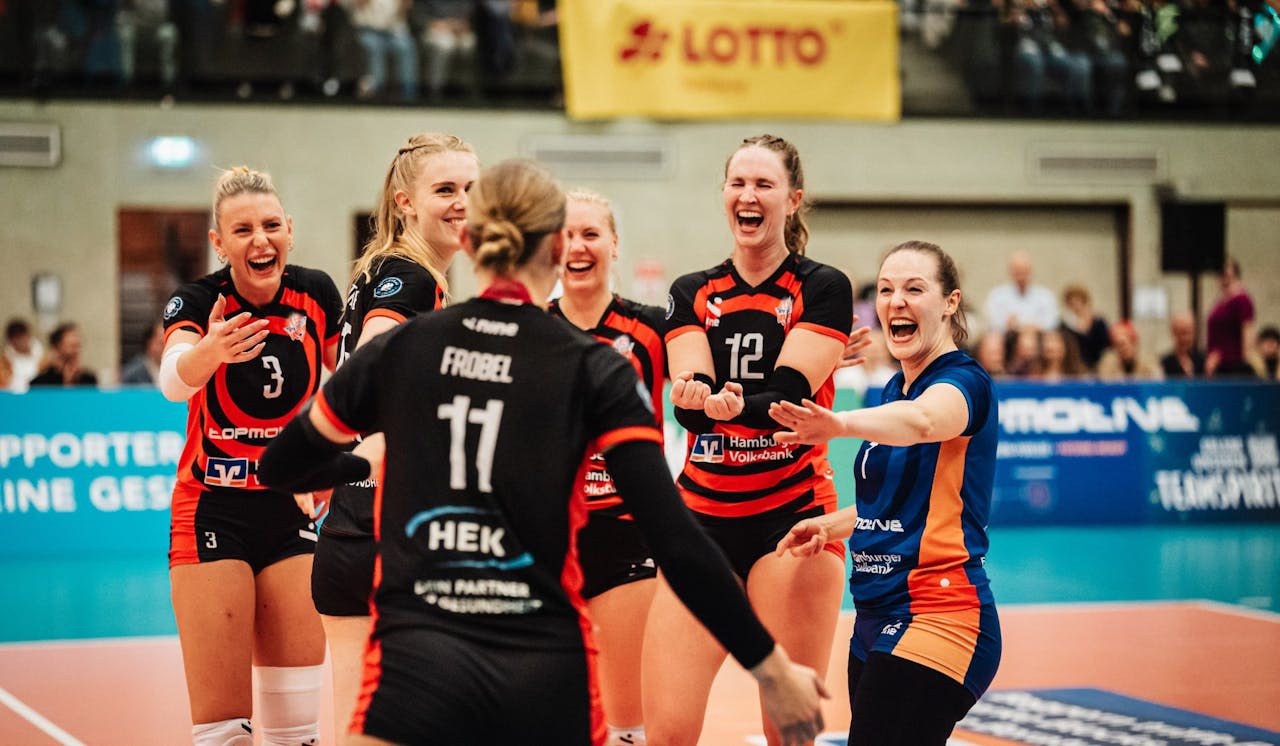 Erster Satzgewinn in voller Halle! - Foto:  Justus Stegemann