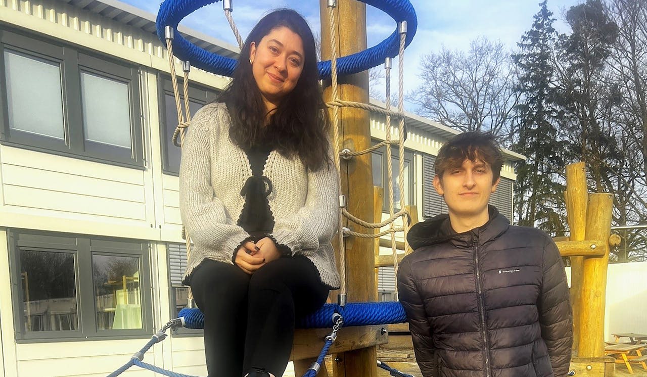 Ein Volleyballer bei den Zwergen - Foto:  Gunthild Schulte-Hoppe