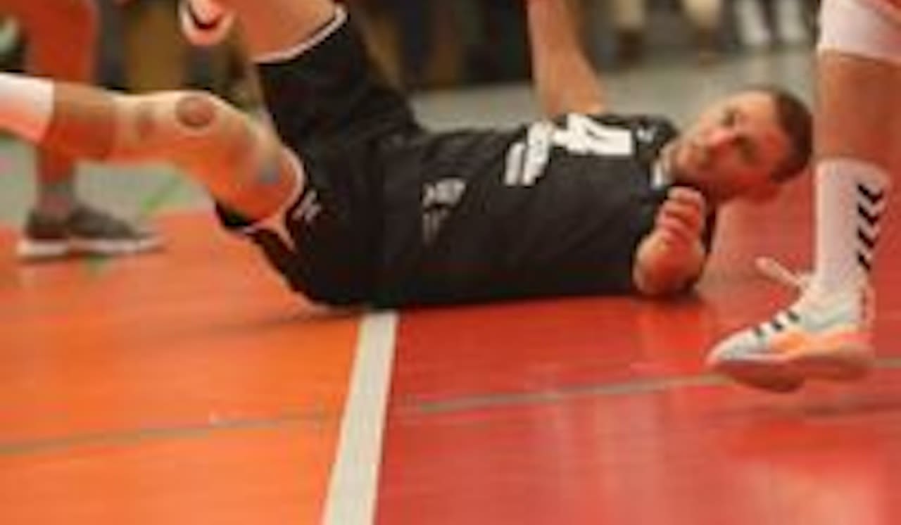 Deftige Klatsche zum Auftakt - Foto:  Marian Storch