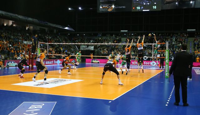 Es "russellt" im Volleyballtempel Foto: Eckhard Herfet Es "russellt" im Volleyballtempel - Foto: Eckhard Herfet