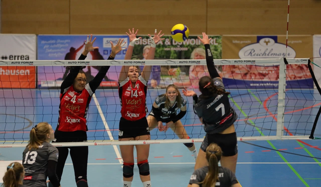 Nur ein Punkt unter dem Weihnachtsbaum - Foto:  Robert Burschik