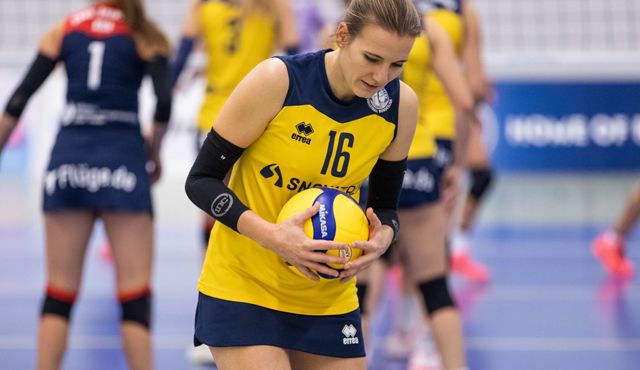 Franziska Kalde "serviert" DSHS SnowTrex Köln den Sieg in Ostbevern Foto: Martin Miseré Franziska Kalde "serviert" DSHS SnowTrex Köln den Sieg in Ostbevern - Foto: Martin Miseré