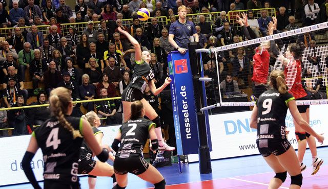 Ladies in Black gewinnen vor knapp 1.000 Zuschauern souverän mit 3:0 gegen VCO Berlin Foto: Ladies in Black Aachen // Andreas Steindl Ladies in Black gewinnen vor knapp 1.000 Zuschauern souverän mit 3:0 gegen VCO Berlin - Foto: Ladies in Black Aachen // Andreas Steindl
