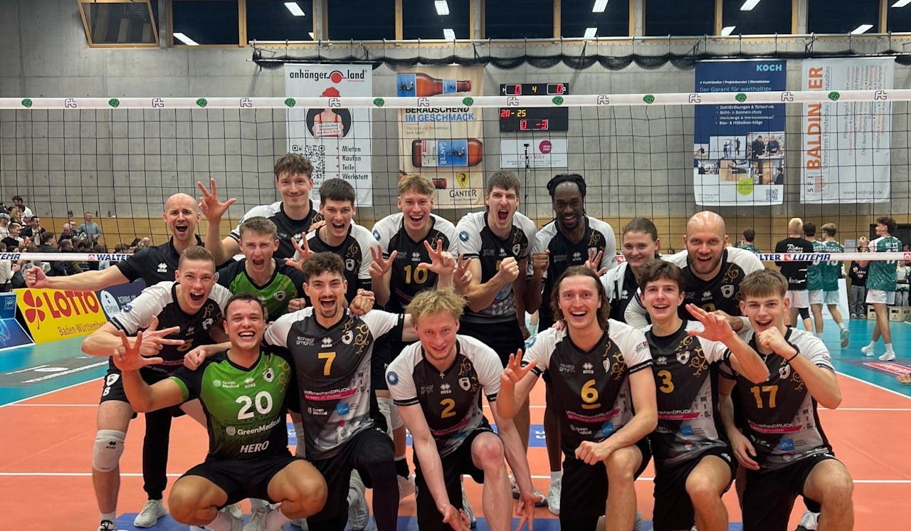 Barock Volleys feiern den ersten Sieg - Foto:  Sebastian Schiegl