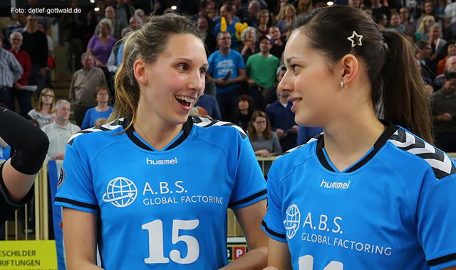 Jennifer Pettke weiter für den VC Wiesbaden am Netz - Nationalspielerin bleibt Wiesbaden treu Foto: Detlef Gottwald Jennifer Pettke weiter für den VC Wiesbaden am Netz - Nationalspielerin bleibt Wiesbaden treu - Foto: Detlef Gottwald