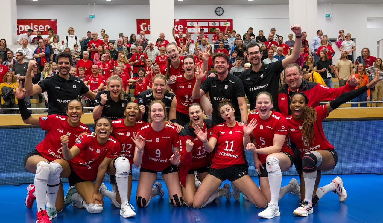 1.491 Fans feiern 3:0 gegen Dresden - Foto:  Rote Raben Vilsbiburg