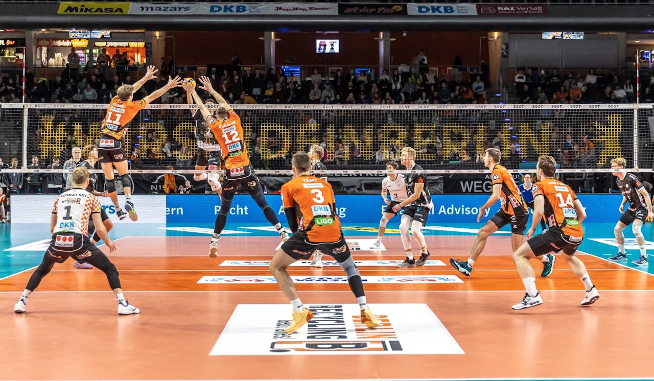 Aufschlag der Affenbande im Volleyballtempel - Foto: Andreas Gora