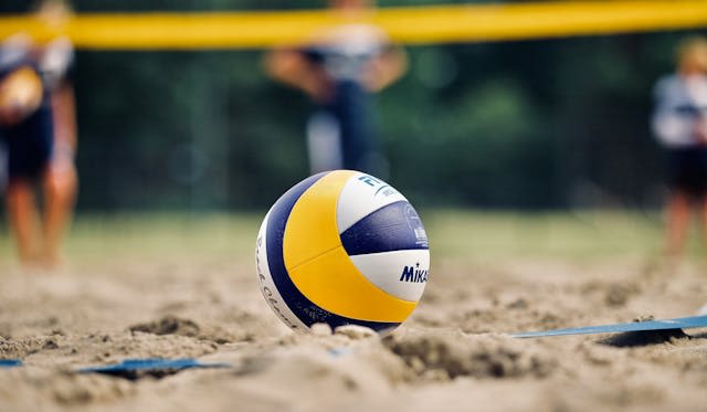 Wie globale Volleyballturniere die Zukunft des Spiels gestalten? - Foto von Miguel Teirlinck auf Unsplash